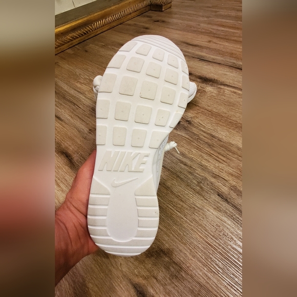 "SOLD" Nike Roshe tripple white excellent condition - Picture 7 of 7